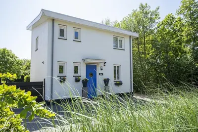 Image de Vrijstaand 6 Pers. Vakantiehuis op Loopafstand van het Strand van Badplaats De Koog!