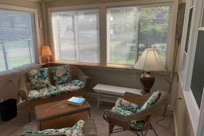 Image de Lake Access Cottage, fenced, private, pet friendly, sleeps 6 with sleeper sofa