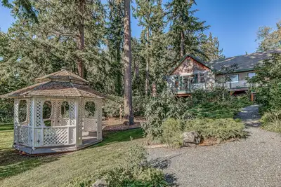 Image de Puget Sound-view group getaway with water views, games & entertainment