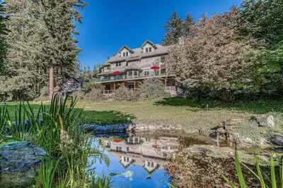 Image de Water-view estate with on-site entertainment & 3 kitchens - events welcome