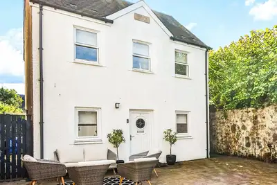 Image de Discover luxury in Callander’s heart with this three-bedroom villa.
