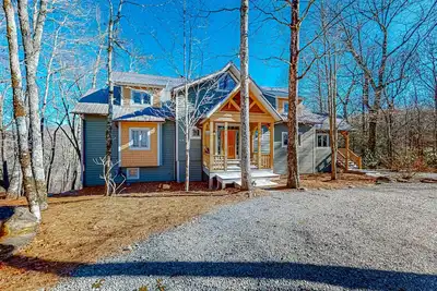 Updated mountain view cabin with vaulted ceilings, large deck, & chef's kitchen