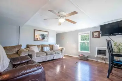 Image de Come enjoy a stay at Pleasant Lane! Plenty of parking & great surrounding area!