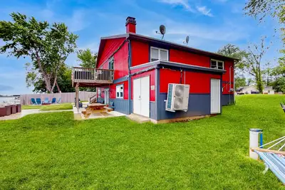 Image de Lakefront home with firepit, 2 kitchens, & 2 W/Ds