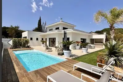 Image de Villa Exceptionnelle avec piscine chauffée et proximité de la plage