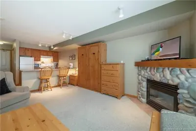 Image de Cozy Creekside condo on the trails with views - pet friendly too!