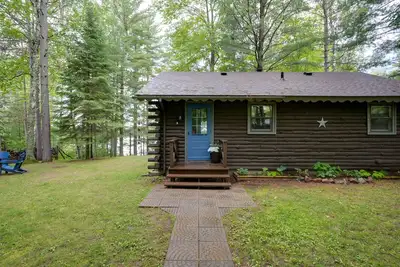 Image de All-seasons lakefront cabin with dock, wood fireplace, kitchen, kayaks, & Ac
