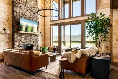 Image de Luxury+SwimSpa+Theatre+GameRoom+Firepit
