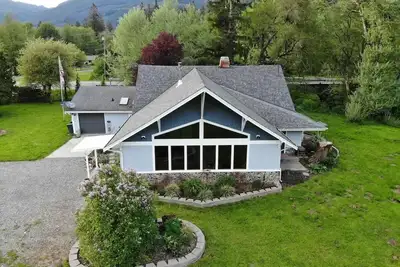 Darrington Majestic White Horse Mountain Home\n\n