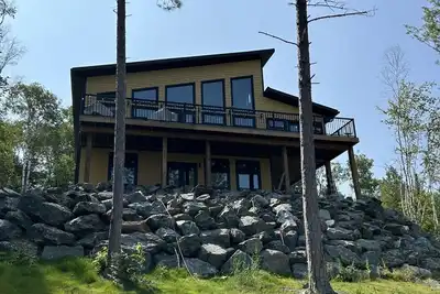 Image de Beautiful modern lake house with hot tub, lakefront.