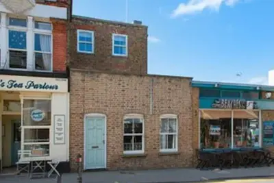 Image de Modern apartment sleeps 6 in 3 bedrooms with 2 bathrooms and off street parking.