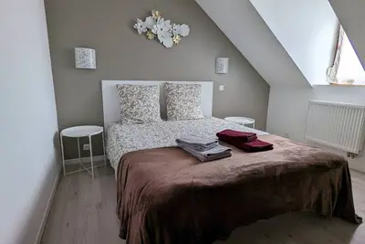 Image de Bienvenue au Gîte Le Muguet, un cocon de 56 m² alliant modernité et confort absolu. Que vous soyez en déplacement professionnel ou en vacances sur la Route des Vins, profitez d'un séjour clé en main aux pieds des Vosges.