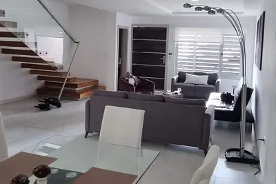 Image de Confortable segura y con estilo, casa completa más suite en Cuenca.