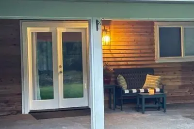 Image de Furnished Cottage on 5 peaceful acres just min to towns, hospital, Seattle Ferry