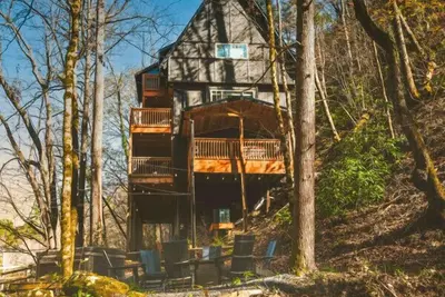 Image de Private Cabin w/Creek, Yard&Pool, Hot Tub - Creekside Lodge