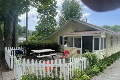 Image de Cottage 5 has a very Hamlin lake cottage feel. More private setting.