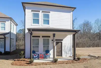 Image de 5 min To Ole Miss and Square -Spacious 4br-4. 5ba Remodeled Townhome