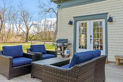Spring Escape in Hatchville – Sleeps 6 + Dogs!