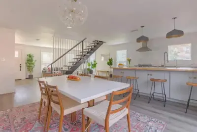 Image de ✨Modern Houston Hideaway✨Fast Wi-Fi, Ideal for Work & Relaxation in Memorial