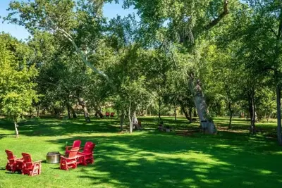 Image de Tranquil home with lush outdoor space on the Oak Creek.