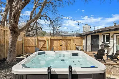 Image de Barton Hills Home + Two Hot Tubs - Magdalena!