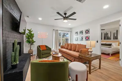 Image de Barton Hills Home + Hot Tub - Magdalena 1!