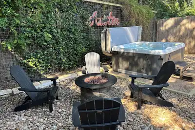 Image de Barton Hills Home + Hot Tub - Magdalena 2!