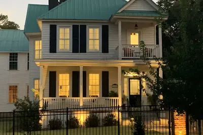 Image de Stay close to the action. Just 3 turns from the driveway to the course.