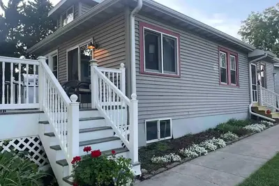 Image de Cozy lakeside retreat with private pier and lakeside fire pit on Fox Lake!