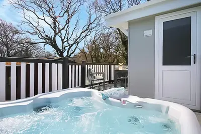 Image de Modern and contemporary two bedroomed lodge with one double and one twin.