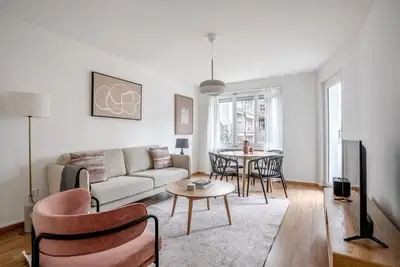 Image de Tasteful Iselin 2br w/ Storage, steps to Central Market, by Blueground