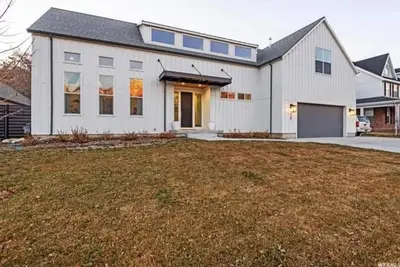 Image de Spacious & Prime location. Open concept, hot tub, home gym & play ground.