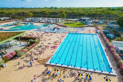 Image de Appartement dans une maison de vacances avec piscine, climatisation, Wifi, Tv, terrasse, parking