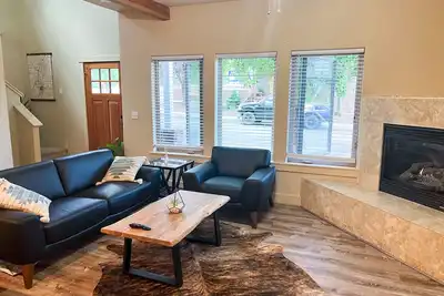 Image de Cozy 3-bedroom w/ fireplace & office near Old Mill\n