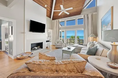Image de Oceanfront Elegance with a Pool