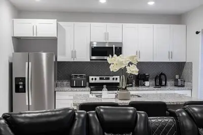 Image de Brand new home near Nrg Stadium