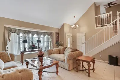 Image de Snowbird-friendly elegant home with waterfront location, pool, grill, fireplace