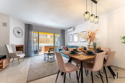 Image de Maison de ville 3 chambres avec jacuzzi, vue mer, piscine, garage privé Ref031