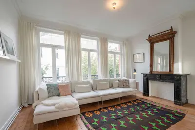 Image de The Handshake House by Shway