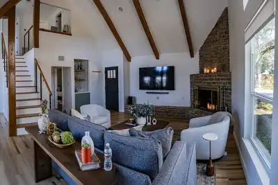 Image de Modern Texas Hill Country Retreat. Minutes to lakes, hiking, wineries, and bars!