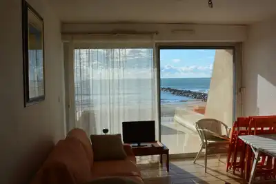 Image de Appartement en première ligne vue mer avec terrasse privée donnant sur le sable.