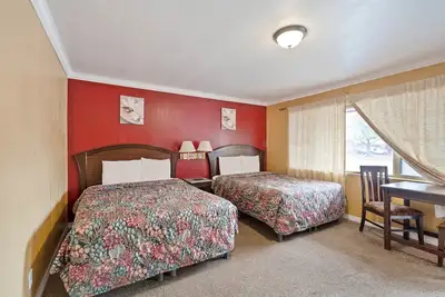 Image de Two Units Perfect for Big Groups, with Free Parking, Pet-friendly!