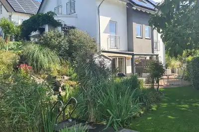 Image de Traumhaftes und Entspanntes Wohnen am Gartenteich