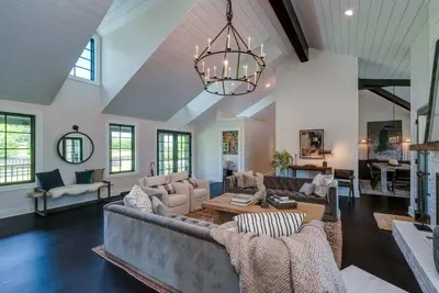 Image de April Discount! Luxury Franklin Farmhouse