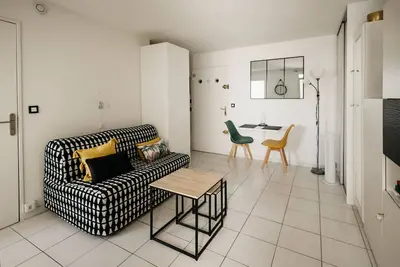 Image de Joli Studio/T1 à 10 minutes à pieds de la mer