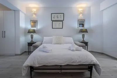 Image de Newly renovated apartment with outdoor pool, in a coastal and country setting