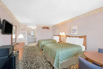 Image de 2 Pet-friendly Lodging Close to West of the Pecos Museum! W/ Seasonal Pool!