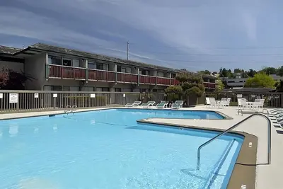 Image de Your Home in Bellevue! 2 Comfortable Units! Comes with Free Breakfast!