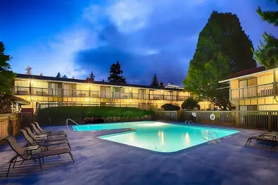 Image de Bellevue Retreat! 4 Units Near Bellevue Botanical Garden! Pets are Welcome!