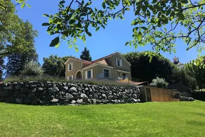 Image de Élégante maison à Vichy : piscine chauffée, jardin arboré, terrasse et climatisation
